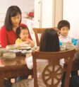 Bữa ăn gia đình ấm cúng, mọi người quây quần bên nhau trò chuyện vui vẻ, thể hiện sự nhã nhặn và gắn kết trong gia đình