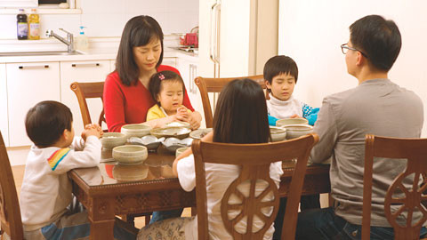 Bữa ăn gia đình ấm cúng, mọi người quây quần bên nhau trò chuyện vui vẻ, thể hiện sự nhã nhặn và gắn kết trong gia đình