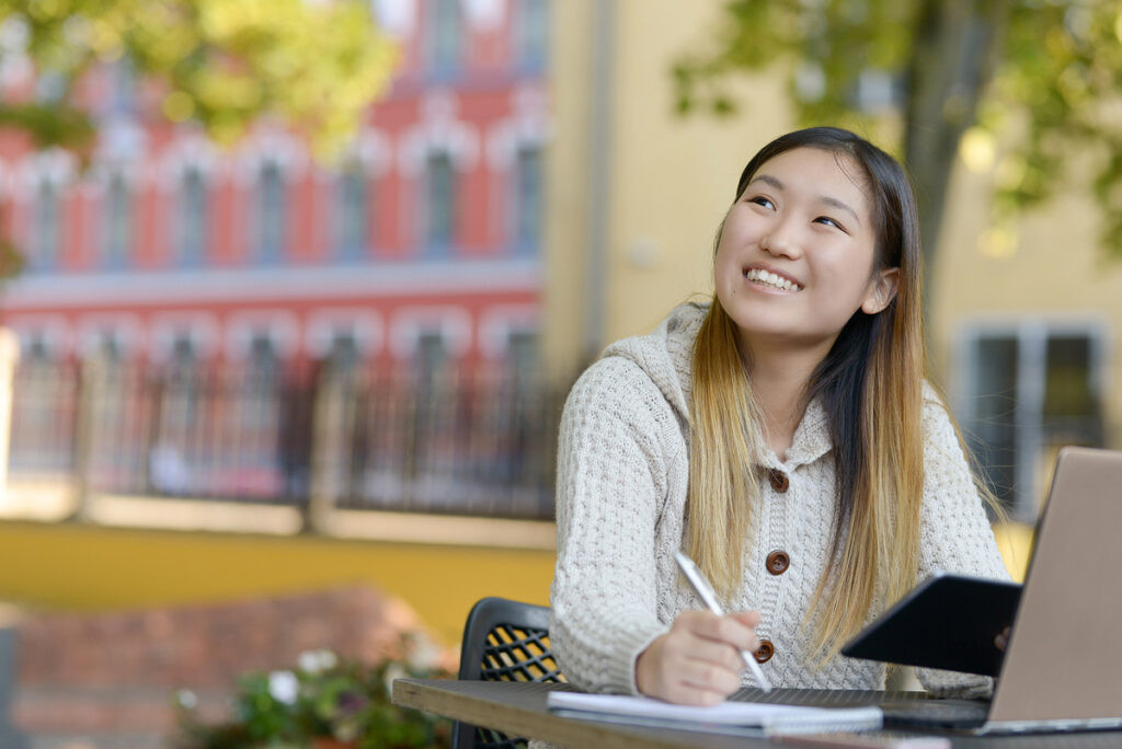 Học sinh thảo luận nhóm trong lớp học dự bị đại học