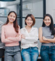 Nhân viên văn phòng làm việc nhóm trong môi trường minh bạch, tôn trọng ý kiến đóng góp