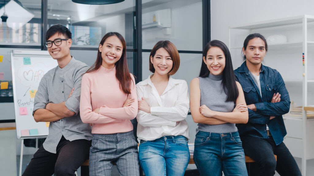 Nhân viên văn phòng làm việc nhóm trong môi trường minh bạch, tôn trọng ý kiến đóng góp