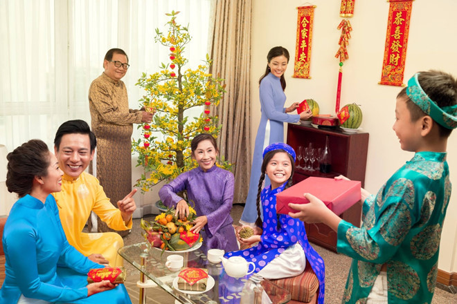 Bà và cháu trong gia đình Việt Nam