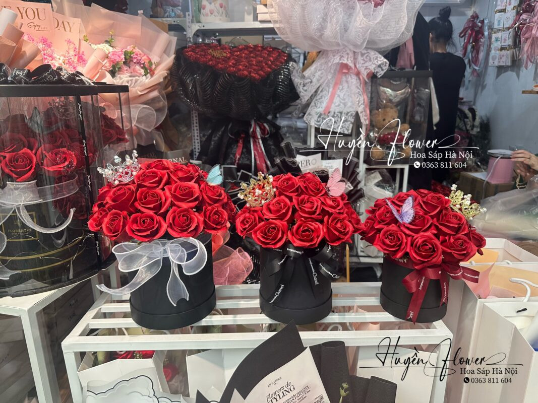 Hoa sáp và hoa tươi đều có những ưu điểm và nhược điểm riêng, lựa chọn nào tốt hơn phụ thuộc vào sở thích và nhu cầu của mỗi người.