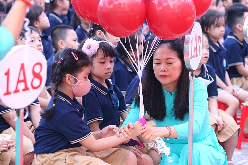 Học sinh tiểu học trong lớp học, tập trung nghe giảng.
