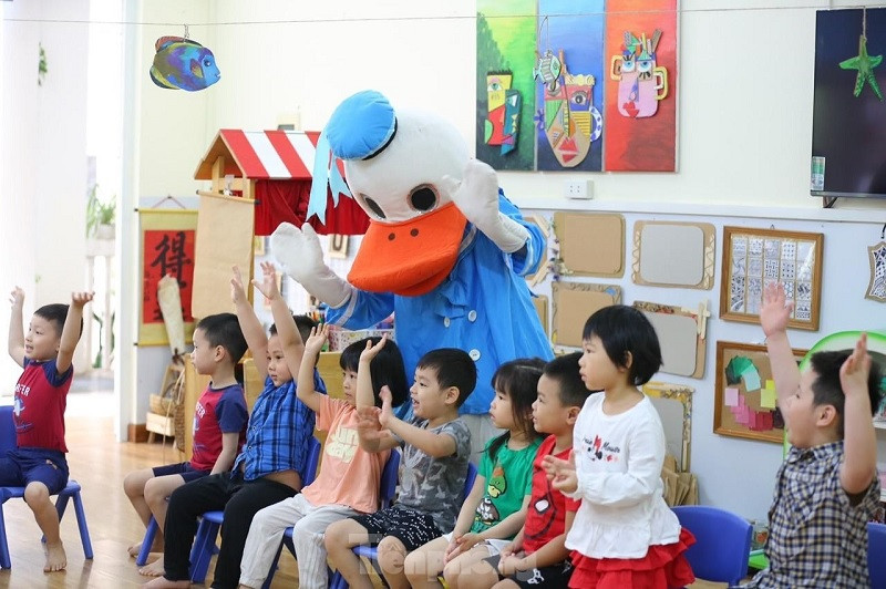 Học sinh trò chuyện vui vẻ trong giờ ra chơi.