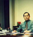 Cô gái cười khi nấu ăn