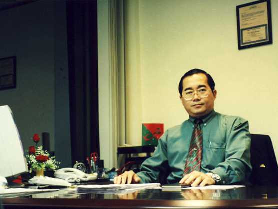 Cô gái cười khi nấu ăn
