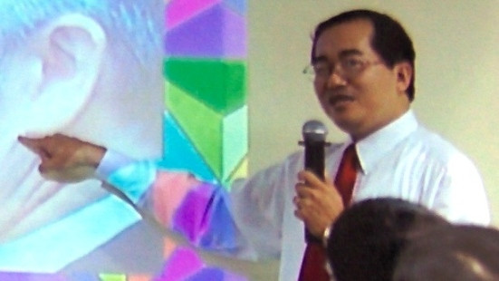 Tổng lãnh sự Hoa Kỳ cười tươi