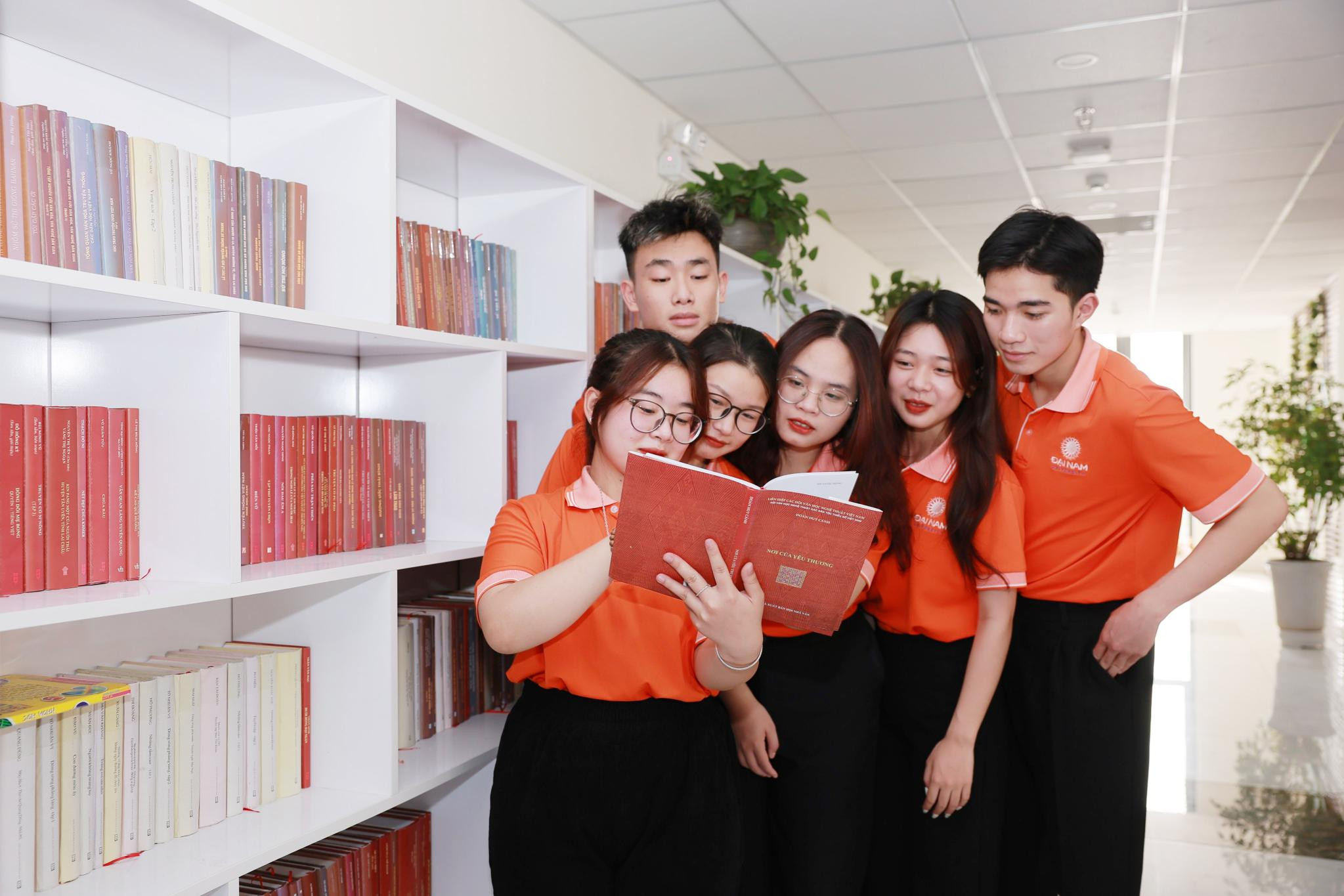 Sinh viên ngành TMĐT Đại học Đại Nam có vô vàn lựa chọn hấp dẫn về vị trí công việc sau khi ra trường.