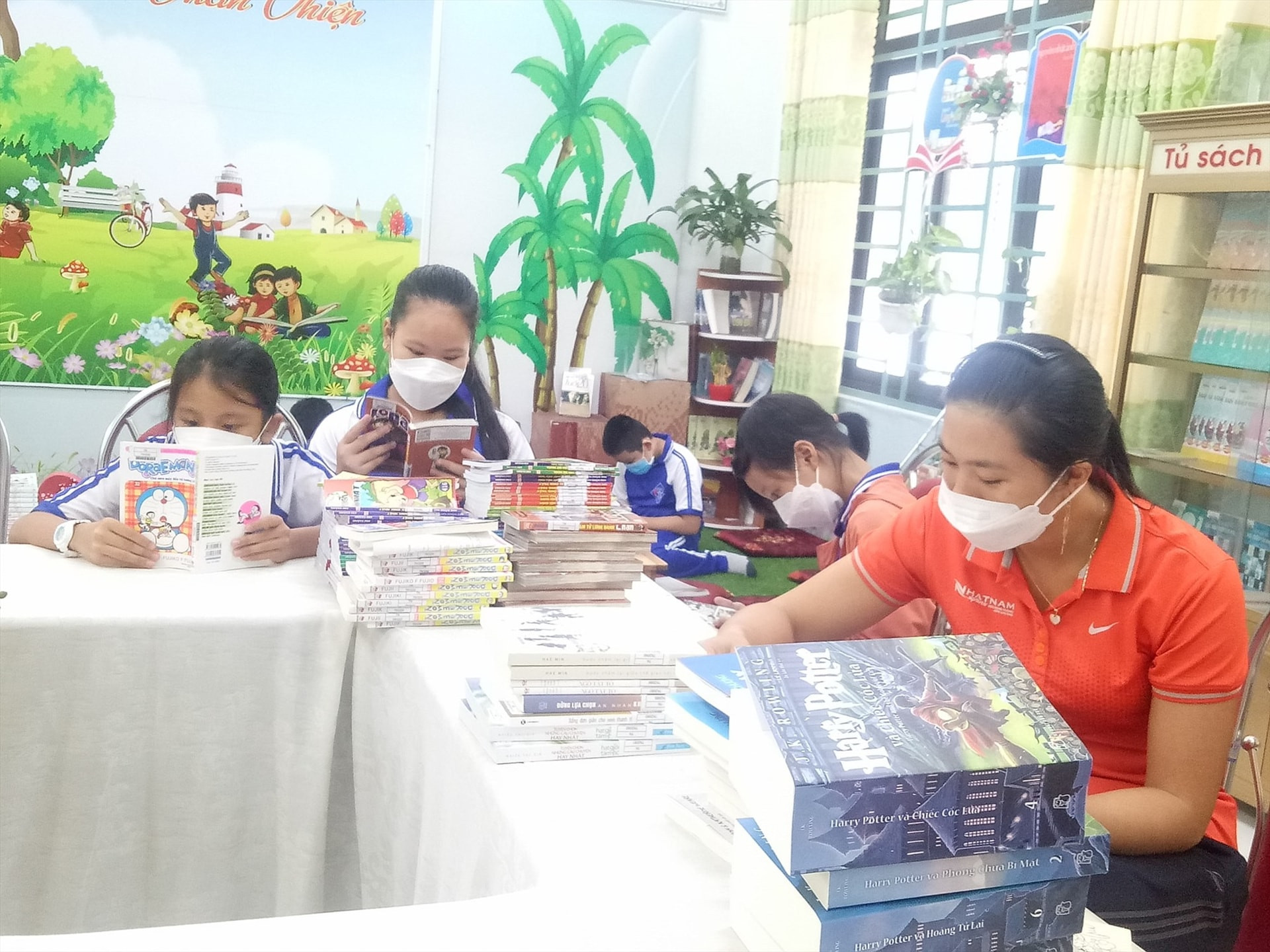 Một người đang đọc sách, thể hiện sự ham học hỏi và khám phá tri thức