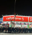 Dòng người xếp hàng dài chờ đợi săn sale Black Friday, thể hiện sự háo hức và mong chờ của người tiêu dùng đối với ngày hội mua sắm lớn này