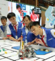 Robot công nghiệp thực hiện công việc hàn tự động