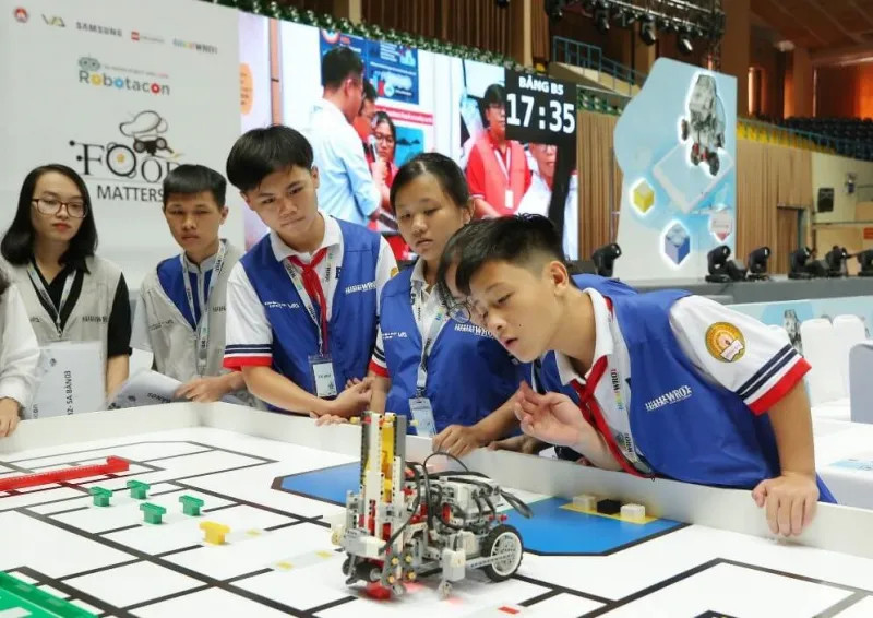 Robot công nghiệp thực hiện công việc hàn tự động