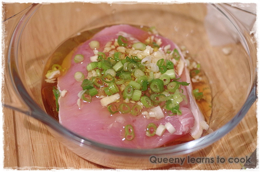 Sườn sau khi ướp gia vị, sẵn sàng cho công đoạn nướng để tạo nên hương vị thơm ngon đặc trưng của món cơm tấm