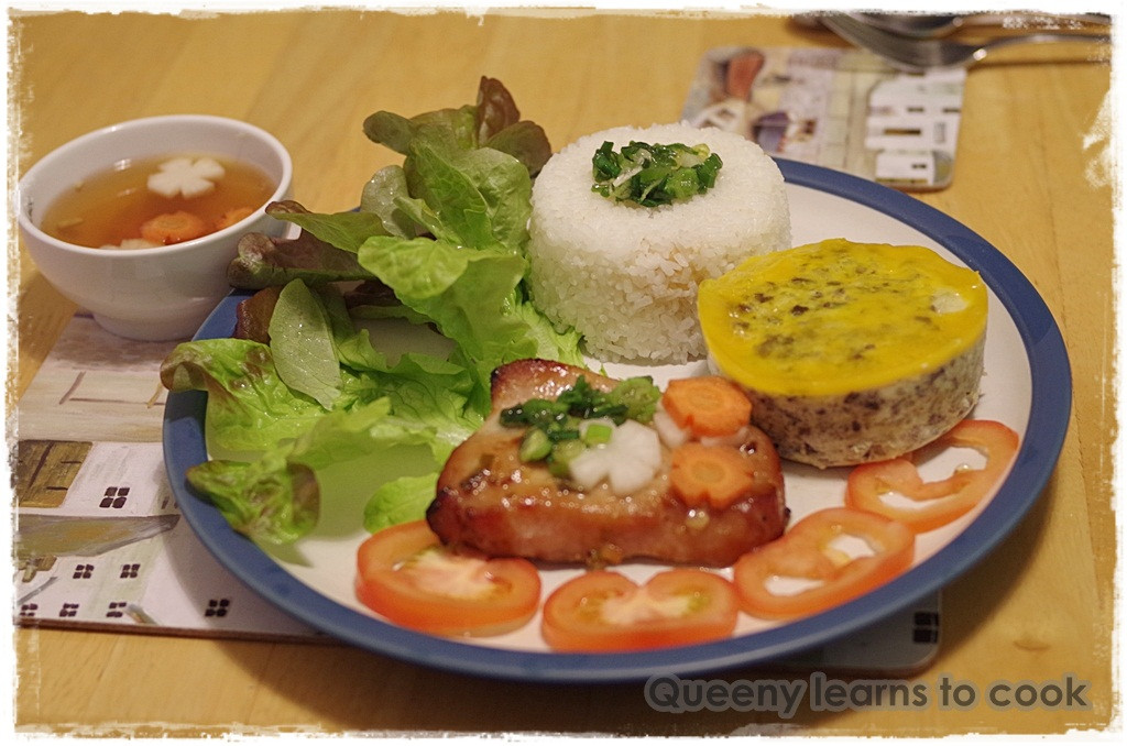 Cơm tấm sườn nướng thơm ngon, hấp dẫn với đầy đủ topping, món ăn không thể thiếu của ẩm thực Sài Gòn