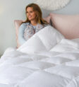 Khách hàng đắp chăn duvet ấm áp và thoải mái