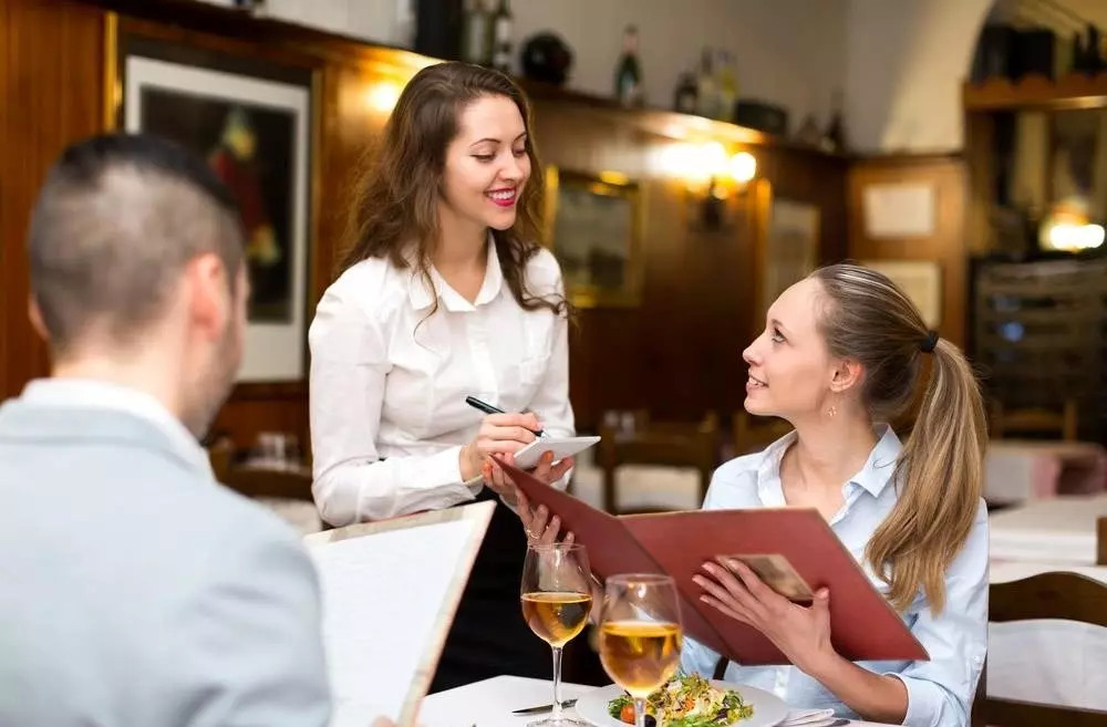 Khách hàng sử dụng menu để gọi món