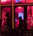 Gái mại dâm đứng sau ô cửa kính ở De Wallen, Amsterdam