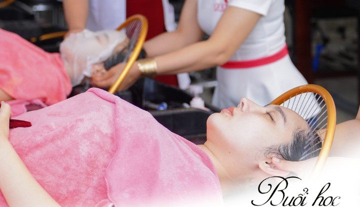 Hình ảnh một người đang được gội đầu dưỡng sinh với các loại thảo dược tự nhiên tại spa, thể hiện sự thư giãn và chăm sóc tỉ mỉ