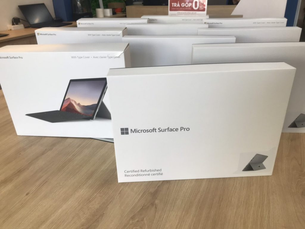 Laptop new seal là gì? Ảnh chụp cận cảnh seal niêm phong trên hộp laptop, thể hiện rõ ràng trạng thái mới 100% của sản phẩm.