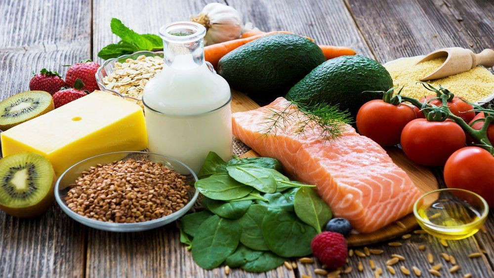 Một bà nội trợ đang lựa chọn rau củ quả hữu cơ tươi ngon tại một quầy hàng trong siêu thị, thể hiện sự quan tâm đến sức khỏe và chất lượng thực phẩm