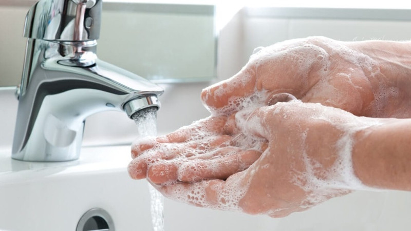 Một người phụ nữ rửa tay, một biện pháp phòng ngừa lây nhiễm thứ phát hiệu quả