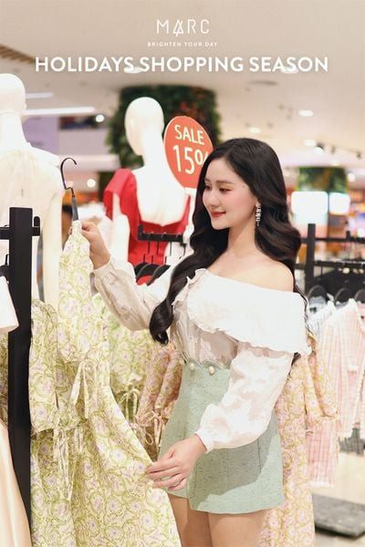 Người mẫu nữ với phong cách thời trang đường phố năng động