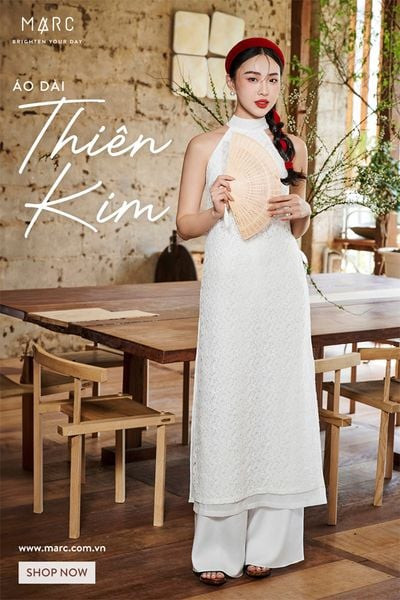 Người mẫu tạo dáng trong trang phục thanh lịch, thể hiện vẻ đẹp tự tin và quyến rũ
