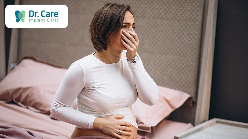 Mang thai gây ra thay đổi hormone và vị đắng miệng