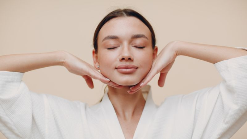 Tạo lớp nền căng bóng giúp da trông khỏe mạnh, đầy đặn và trẻ trung hơn