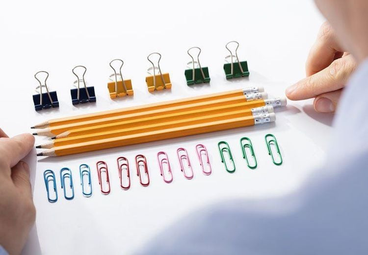Hình ảnh minh họa cho việc sắp xếp đồ đạc một cách ngăn nắp, một biểu hiện thường thấy ở người mắc OCD.
