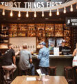 quầy bar đầy ắp rượu và ly