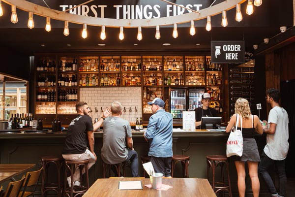 quầy bar đầy ắp rượu và ly