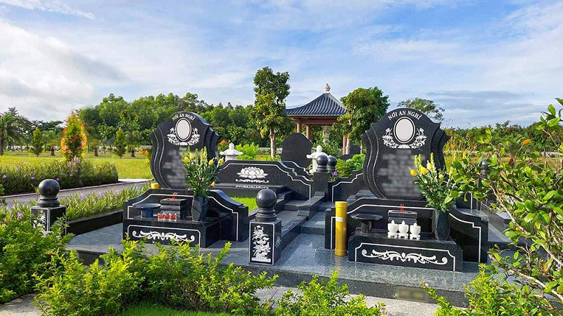 Trồng cây phía sau mộ