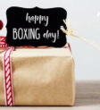 Hộp quà Boxing Day truyền thống với bánh gừng và kẹo