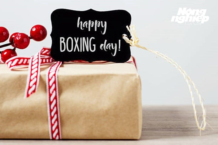 Hộp quà Boxing Day truyền thống với bánh gừng và kẹo