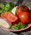 Salad Caprese với cà chua, phô mai mozzarella và húng quế tươi