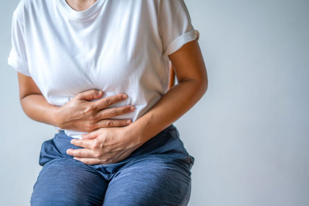 Đau bụng dưới rốn có thể do các vấn đề tiêu hóa như đầy hơi, táo bón hoặc hội chứng ruột kích thích (IBS)