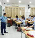 người học tiếng Anh trong lớp học