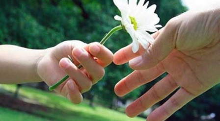 Một người phụ nữ đang chuẩn bị một bữa ăn từ thiện cho những người có hoàn cảnh khó khăn, thể hiện lòng nhân hậu và sự sẻ chia