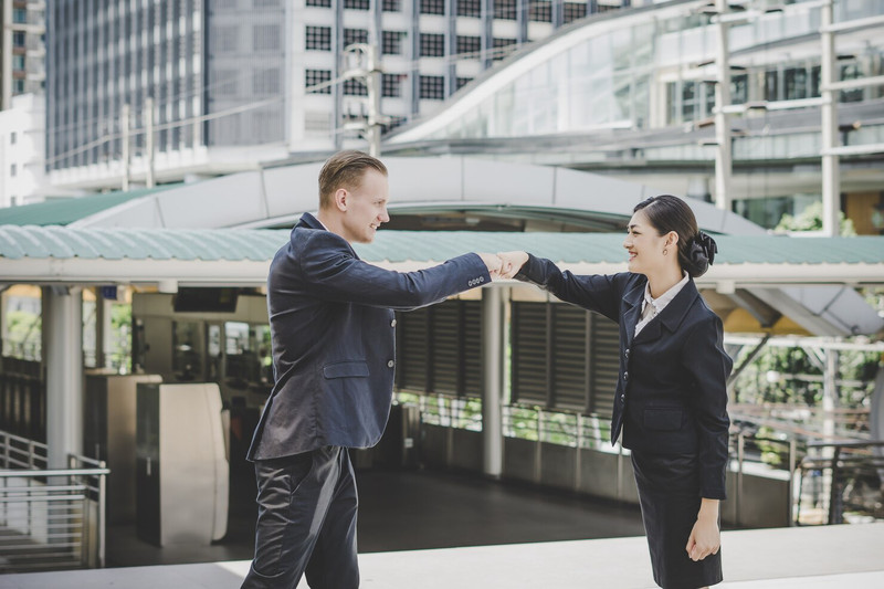 Một người phụ nữ tự tin nấu ăn trong một lớp học nấu ăn