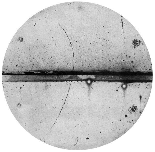 Hình ảnh buồng mây của positron lần đầu tiên phát hiện năm 1932