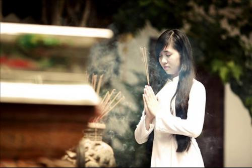 Hình ảnh minh họa việc đi lễ chùa để cầu bình an và xua đuổi phong long