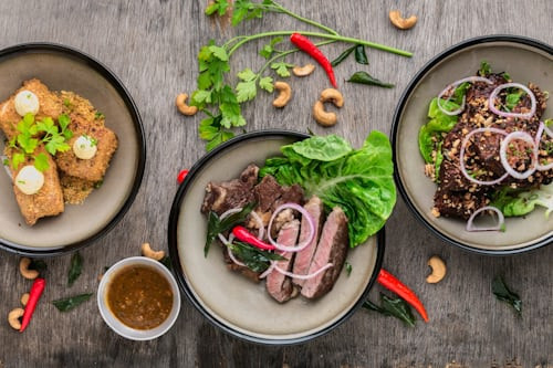 Một bàn tiệc đầy ắp các món ăn ngon, được bày trí đẹp mắt, tượng trưng cho sự rộng lượng và hào phóng trong ẩm thực.