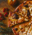 Bánh Pizza với lớp đế, sốt, phô mai và topping