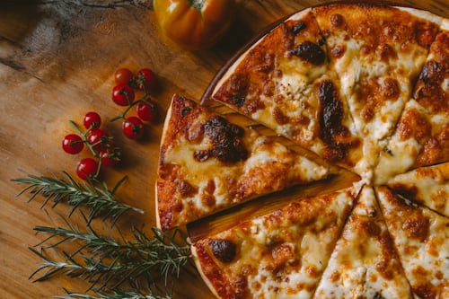 Bánh Pizza với lớp đế, sốt, phô mai và topping