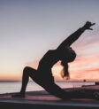 Người phụ nữ tập yoga tại nhà