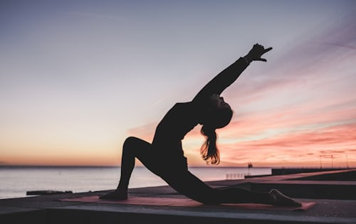 Người phụ nữ tập yoga tại nhà