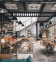 Một gian hàng ẩm thực đường phố đa dạng với nhiều món ăn từ khắp nơi trên thế giới, thể hiện sự đa dạng và phong phú của văn hóa ẩm thực toàn cầu
