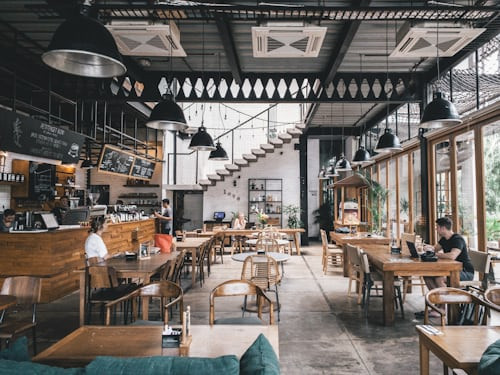 Một gian hàng ẩm thực đường phố đa dạng với nhiều món ăn từ khắp nơi trên thế giới, thể hiện sự đa dạng và phong phú của văn hóa ẩm thực toàn cầu